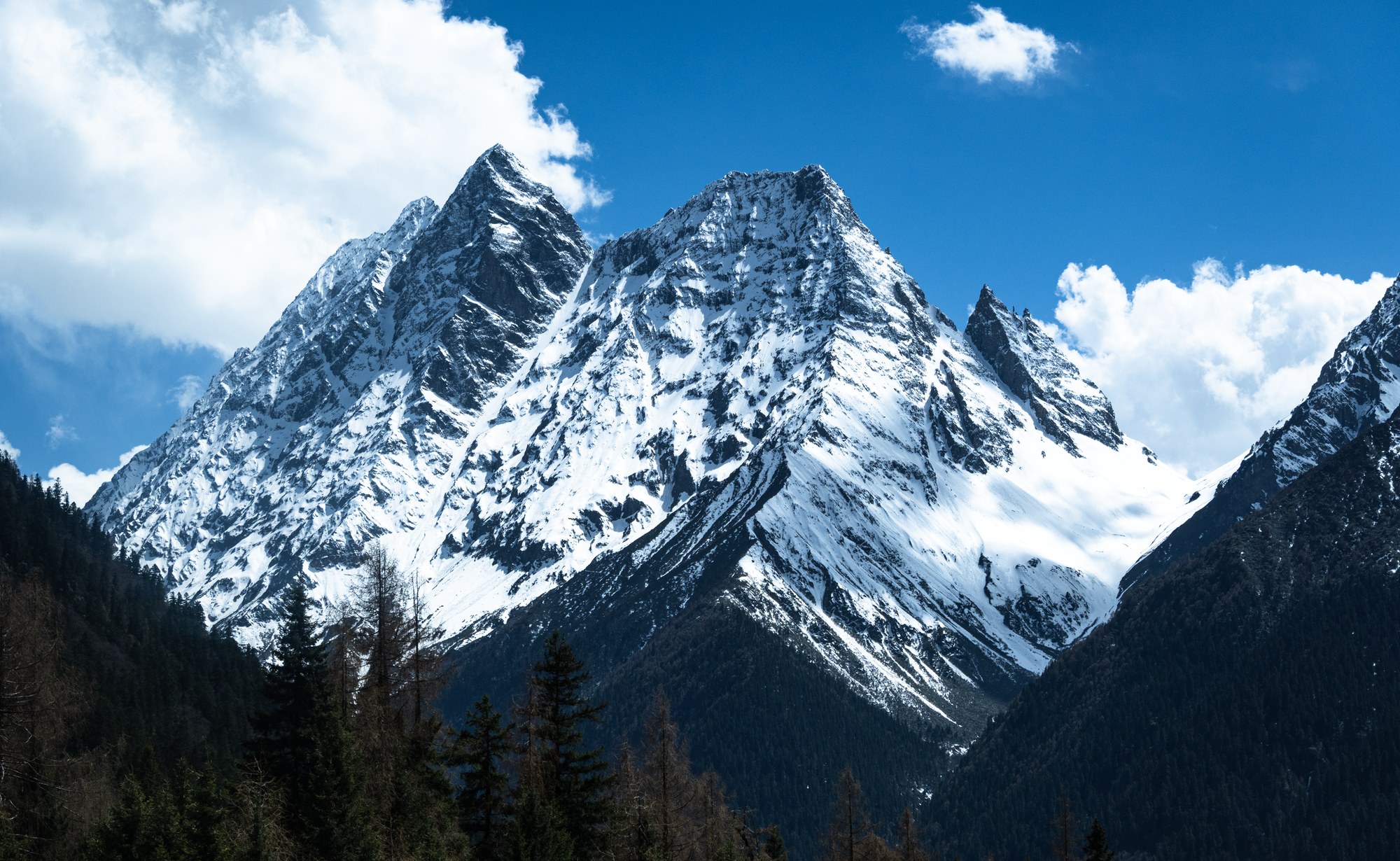 晴空下的雪山